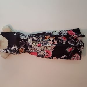 Very pretty little dress. Size S-M.  Excellent condition